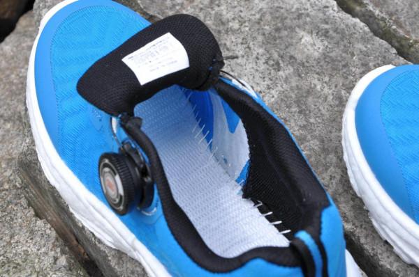 這是一雙適合中大童的跑鞋,輕彈透氣,旋鈕繫帶更方便穿脫 這是一雙適合中大童的跑鞋,輕彈透氣,旋鈕繫帶更方便穿脫