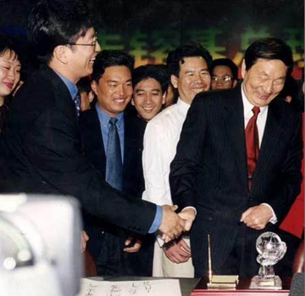 回顧上海證券交易所成立，朱鎔基曾向鄧小平彙報，鄧：你只管做