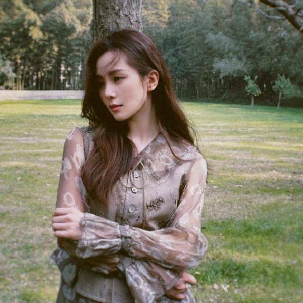 劉詩詩終於開工！大冬天穿薄紗裙凹絕美造型，提前過春天太浪漫