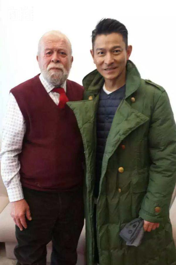 我，藍眼珠白鬍子，演了40年老外，其實是山東人，曾和劉德華搭戲