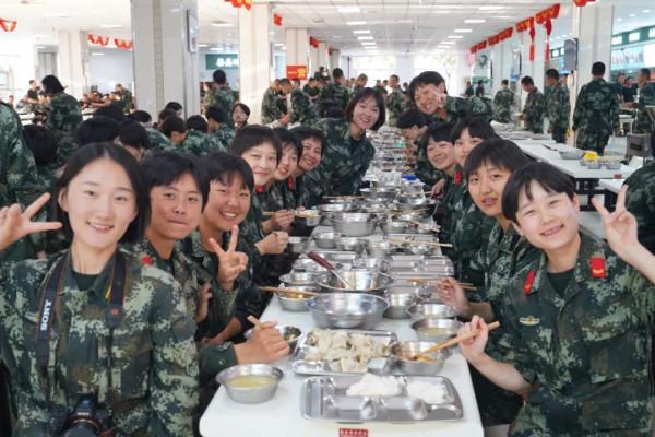 朗吧丨穿上軍裝7年了，她依然是我心中最好的班長