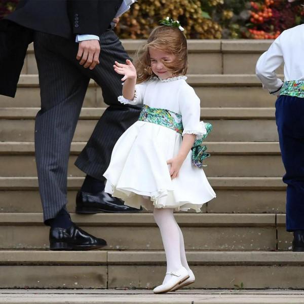 詹姆斯婚禮獨家:卡羅爾出借兒媳41年前禮裙,皮帕人群中為弟歡呼 詹姆斯婚禮獨家:卡羅爾出借兒媳41年前禮裙,皮帕人群中為弟歡呼