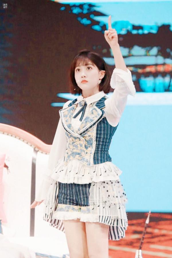 蟬聯兩屆冠軍的李藝彤曬海灘美照,一襲淡黃色長裙,養眼吸睛 蟬聯兩屆冠軍的李藝彤曬海灘美照,一襲淡黃色長裙,養眼吸睛