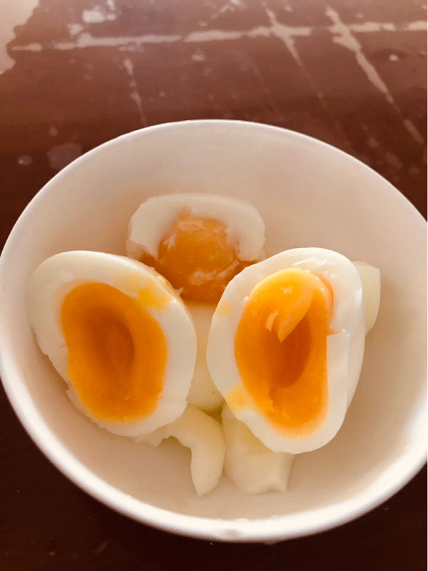 往花盆裡丟個臭雞蛋，老一輩人傳下來的養花方法，葉子油亮花開爆