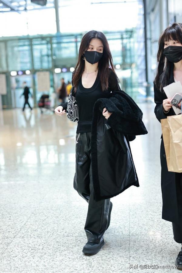 春夏全黑look裝扮酷颯有範兒,披肩闊腿走路氣場十足 春夏全黑look裝扮酷颯有範兒,披肩闊腿走路氣場十足