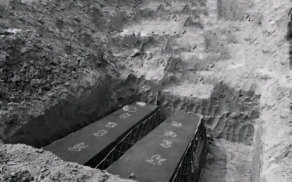 民間故事：老漢蓋房，老者前來討飯，老者說，別蓋了，下面有棺槨