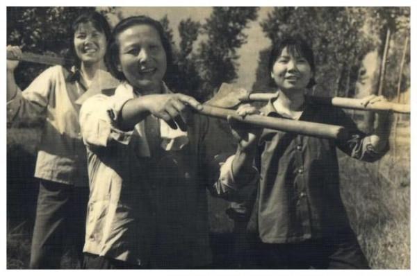 毛主席曾13次接待女英雄龍冬花，為其破例喝酒：你多喝點我少喝點