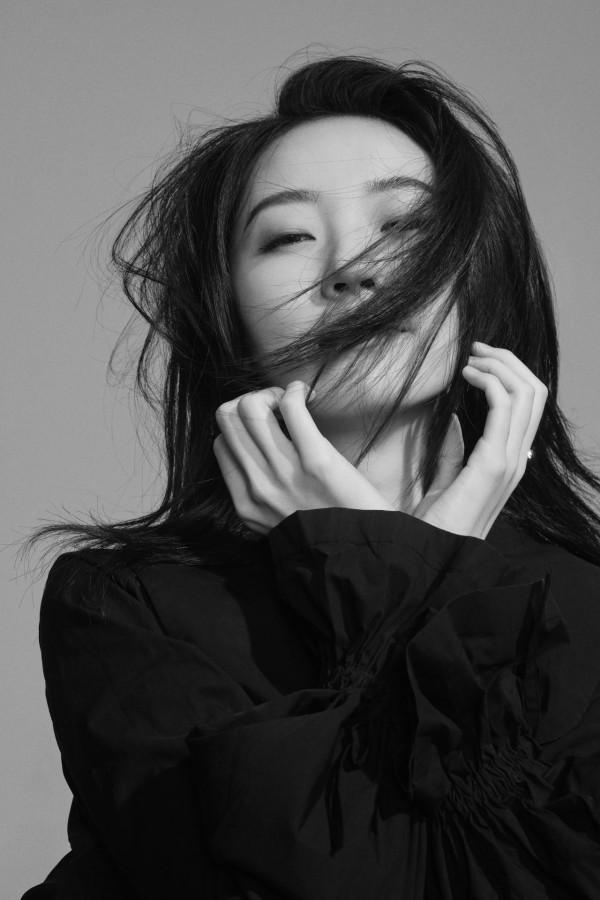 張宇檸黑白情緒感大片 高階質感展凌亂隨性美