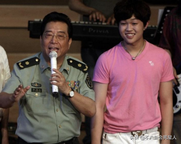 同一個明星爹，不同的媽，這5對星二代的生活差距，現實又扎心