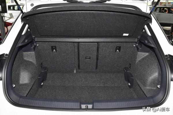 便宜好停車,自動擋合資靈巧SUV,油耗不到6L,實拍大眾T-ROC探歌 便宜好停車,自動擋合資靈巧SUV,油耗不到6L,實拍大眾T-ROC探歌