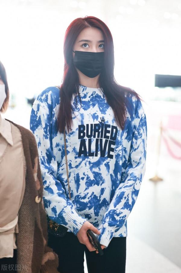 金子涵穿扎染印花衛衣搭配黑色緊身褲，腳踩馬丁靴簡單隨性