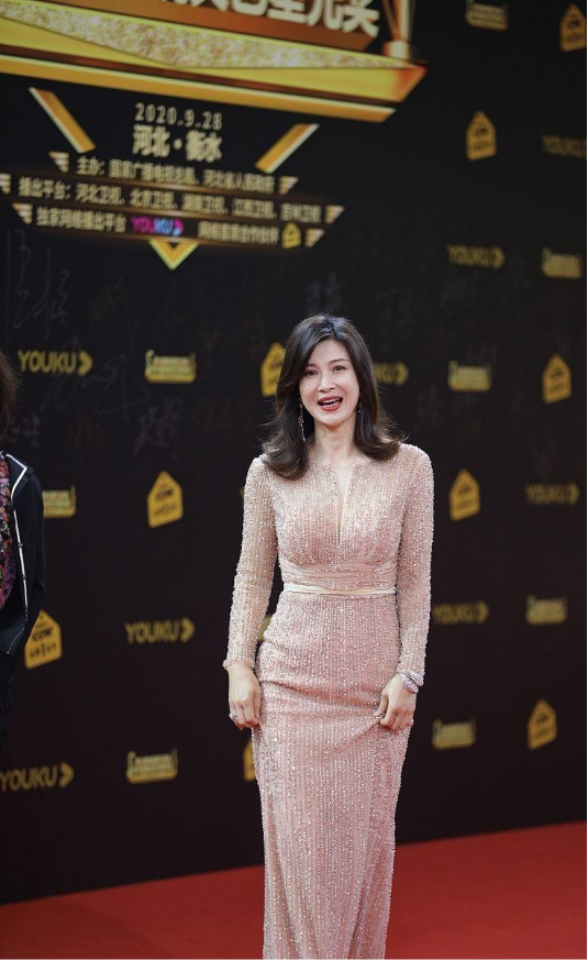 童蕾挺有女人味的，白裙上面鑲亮鑽好吸睛，清純感與成熟感並存