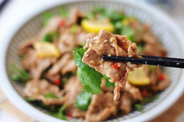 炎炎夏日，牛肉別燉著吃了，試試涼拌著吃，鮮香滑嫩，好吃不上火