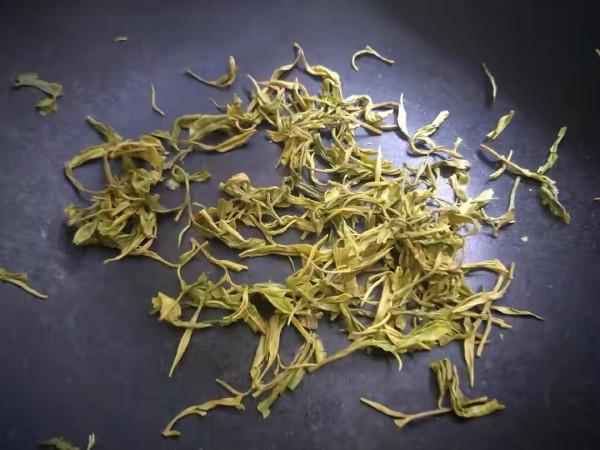 很多人不知道,茶葉是可以炒著吃的,加入大蝦搭配炒,味道不錯 很多人不知道,茶葉是可以炒著吃的,加入大蝦搭配炒,味道不錯