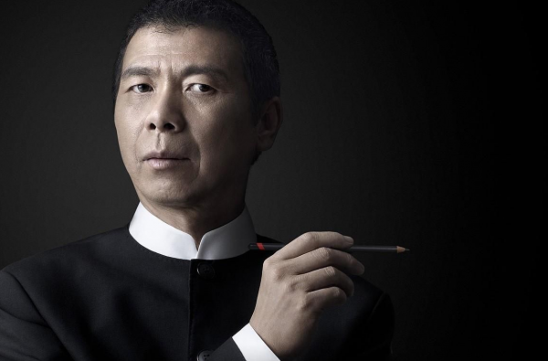 馮小剛大姐照顧癱瘓母親16年，一生未嫁甘當“扶弟魔”