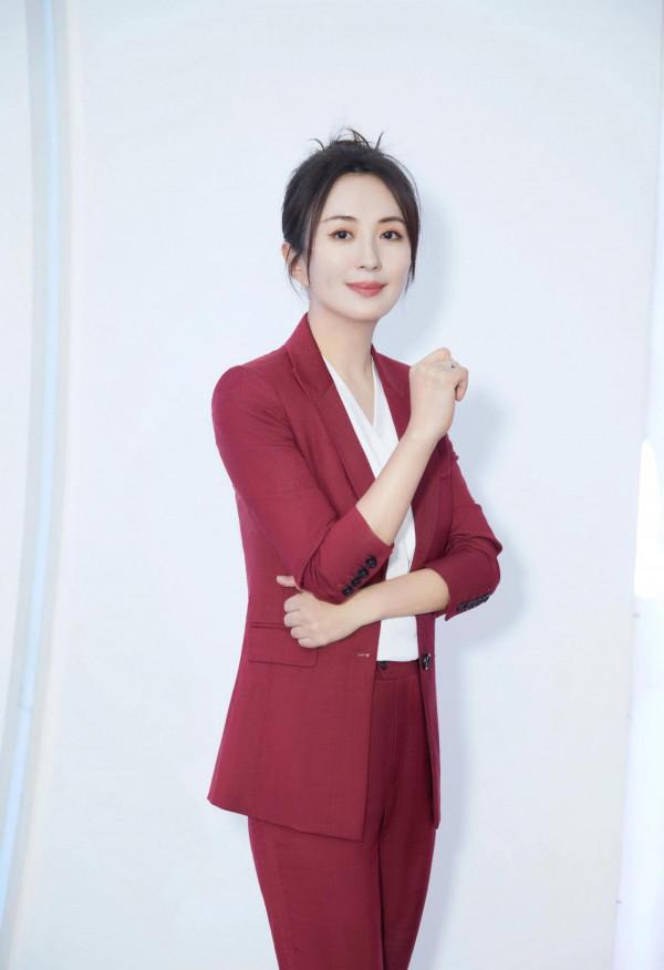 演員楊童舒，34歲在劇組意外懷孕，老公只是一個普通生意人