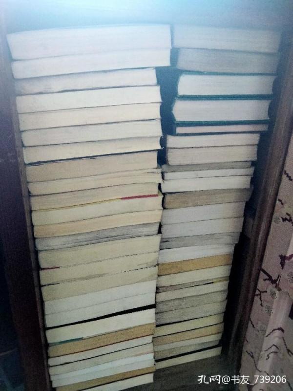 書房中四面都佈滿書架,其實也會產生一種壓迫感 書房中四面都佈滿書架,其實也會產生一種壓迫感