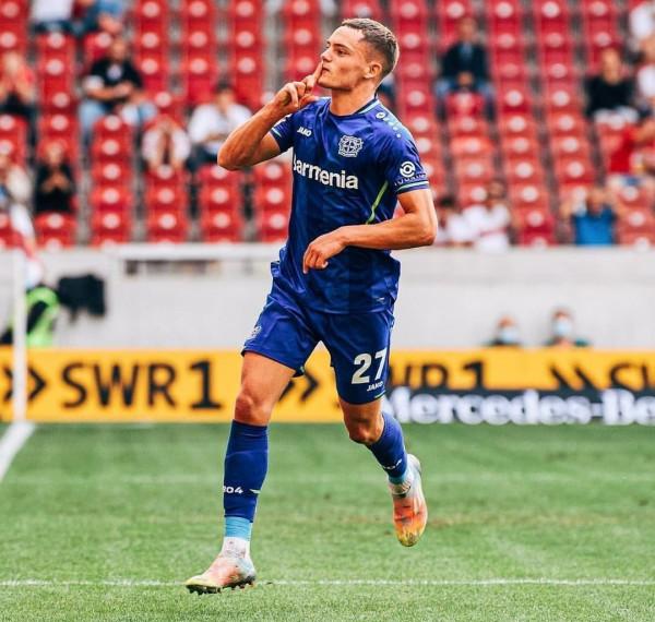 德甲3-1！18歲小將1傳1射踢瘋了！狂奔40米破門，5場比賽造8球