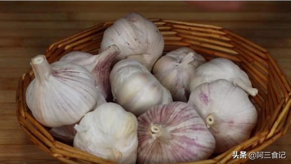醃臘八蒜時,只放醋就錯了,大廚教你一招,味道純正,2天就變綠 醃臘八蒜時,只放醋就錯了,大廚教你一招,味道純正,2天就變綠
