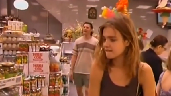 水果妹頭婚嫁貴族，二婚帶3娃嫁LV太子爺，39歲的她穿紅裙多美