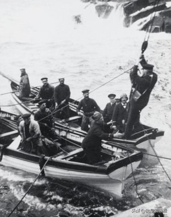 三人在孤島守塔時失蹤，桌上留下三篇燈塔日誌，他們經歷了什麼？