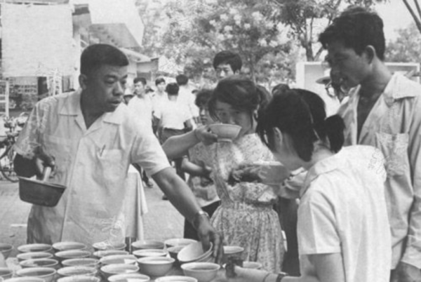 1979年改革,沒錢發展怎麼辦?鄧公請5位大佬涮羊肉,點將榮毅仁 1979年改革,沒錢發展怎麼辦?鄧公請5位大佬涮羊肉,點將榮毅仁