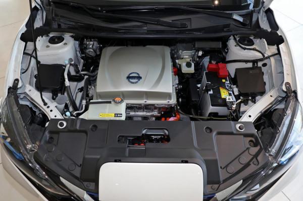 測評軒逸·純電，雙色外觀，動力充足