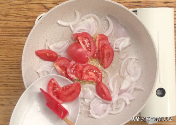 分享一款孩子愛吃的椰奶咖哩蝦，風味濃郁，營養美味的育兒菜餚