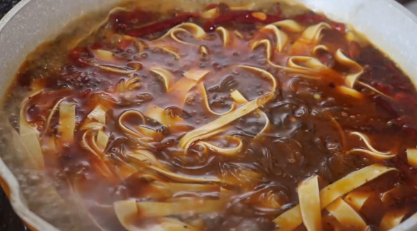 1把粉絲，2張豆皮，簡單一做，我家一週做5次，吃完渾身熱乎