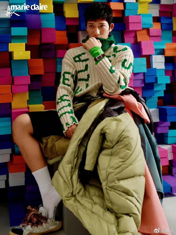 井柏然大片來襲，一身黑色的造型看著好酷