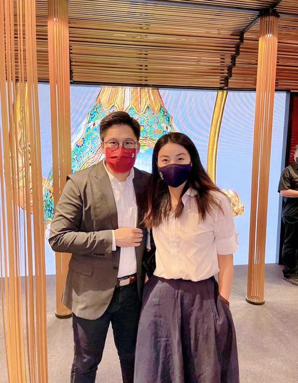 郭晶晶近照顏值開掛！穿白襯衣帶老公高調亮相，照樣不穿大牌太牛