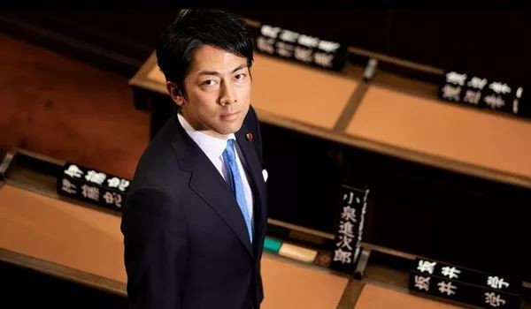 38歲政界王子娶日本第一美人,因首相選舉只得一票,急於變老 38歲政界王子娶日本第一美人,因首相選舉只得一票,急於變老