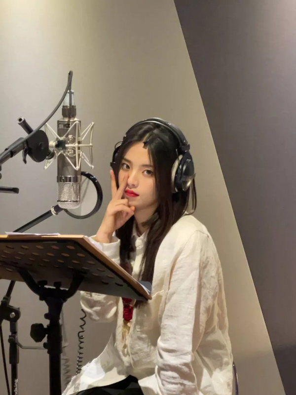 張藝興續約；毛不易；張含韻和佟夢實；易烊千璽；蕭敬騰有錢