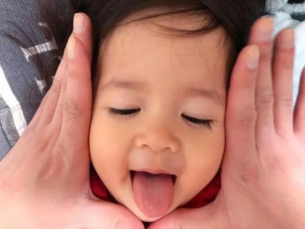 日本“紙箱寶寶”長大了！看過她爸媽的照片後，我酸了