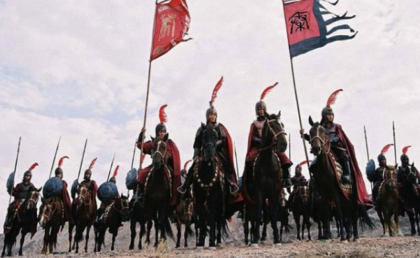 在古代，扛旗兵為何不帶武器還敢衝鋒在前，他們在戰場上有何用？