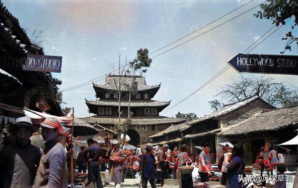 1944年的雲南陸良，城牆高大，市場喧囂，小橋流水似江南