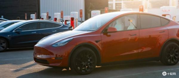 美國正式針對特斯拉允許駕駛玩遊戲一事展開調查 美國正式針對特斯拉允許駕駛玩遊戲一事展開調查