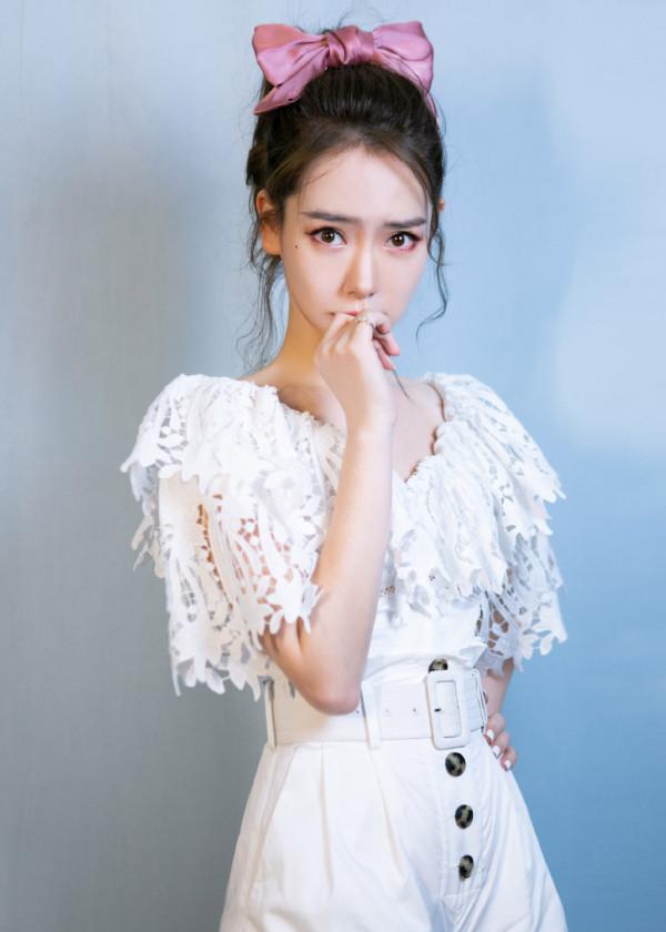 戚薇穿得好減齡,一襲粉色連衣裙配大蝴蝶結,嫩得不像5歲孩子媽 戚薇穿得好減齡,一襲粉色連衣裙配大蝴蝶結,嫩得不像5歲孩子媽