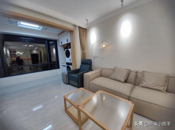 看她家極簡原木風，全屋基本不做吊頂，過道設計嵌入式櫃子很實用