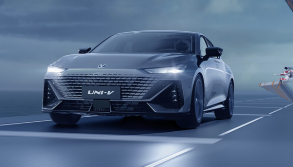 國產轎車顏值天花板？長安UNI-V真走心了，電動尾翼同級僅有