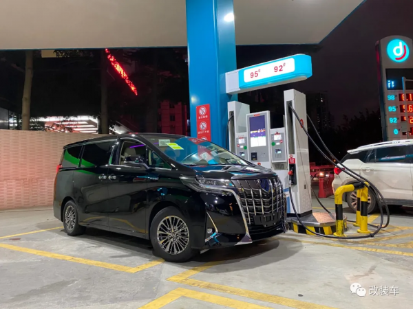 未成年高中生打造素雅埃爾法,全身名牌改件加起來超過16萬 未成年高中生打造素雅埃爾法,全身名牌改件加起來超過16萬