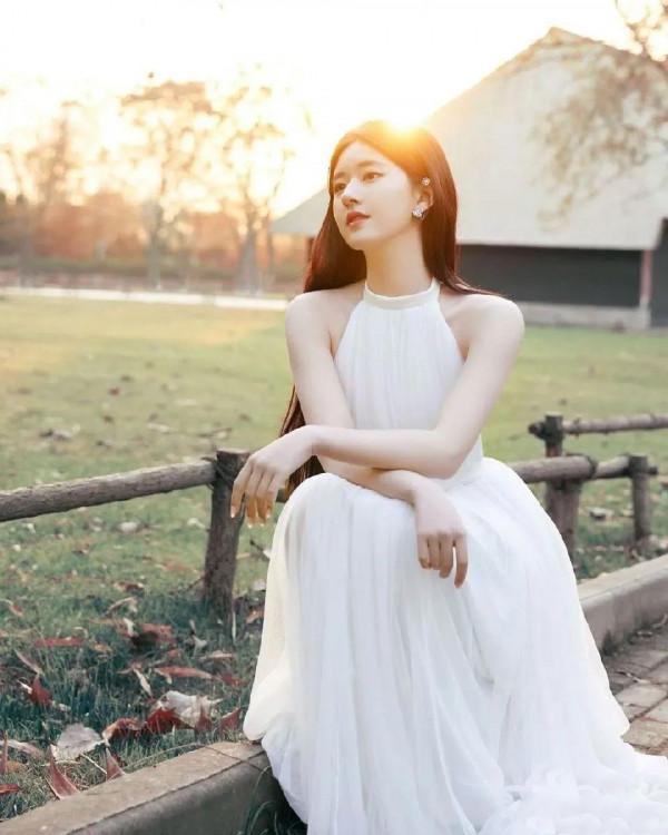 趙露思白色露肩裙，超級甜美，仙氣十足