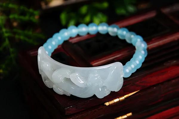 奇形怪狀的翡翠邊角料,玉雕師傅巧妙的設計讓它煥然一新 奇形怪狀的翡翠邊角料,玉雕師傅巧妙的設計讓它煥然一新