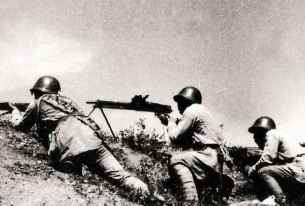 共產國際一直幫八路軍？抗戰時援華14000多挺機槍，我們只得200挺