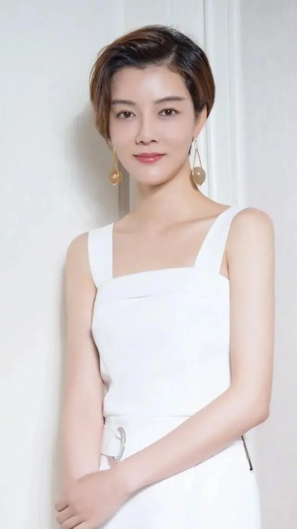 &OpenCurlyDoubleQuote;鐵梅奶奶&rdquo;車毅孫女車曉：端莊典雅溫婉大方（一張與母親合影）