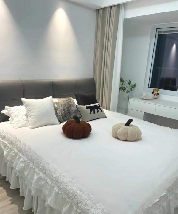 她家全屋大白牆，簡約又大方，電視牆做櫃子，飄窗改吧檯，真明智