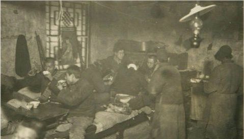 惡貫滿盈的土匪覃小么，偷偷潛回老家躲藏，因被罩太潮溼暴露被殺