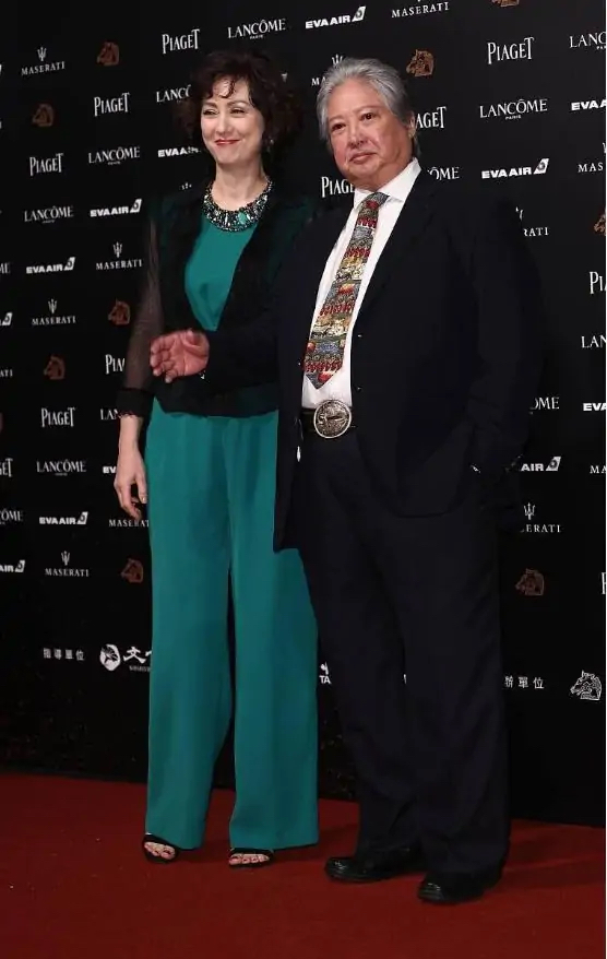 洪金寶混血老婆太驚豔,穿綠色連體褲配襯衫高貴又大氣,美出圈了 洪金寶混血老婆太驚豔,穿綠色連體褲配襯衫高貴又大氣,美出圈了