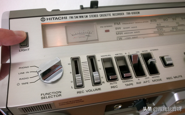 介紹一種日立 雙UV表4波段收音機 行動式錄音機 TRK-8180和TRK-8181