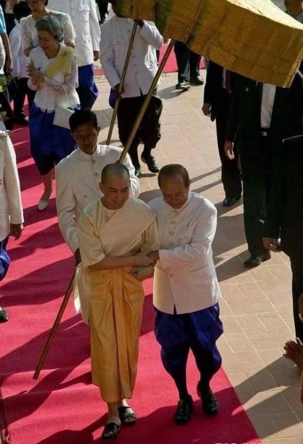 西哈莫尼國王從小就相貌漂亮，他是最英俊的國王，沒有之一